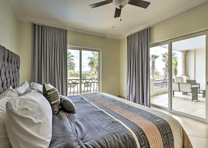 Walk To Beach: Modern Cabo W/ Balcony! Hébergement de vacances Cabo San Lucas