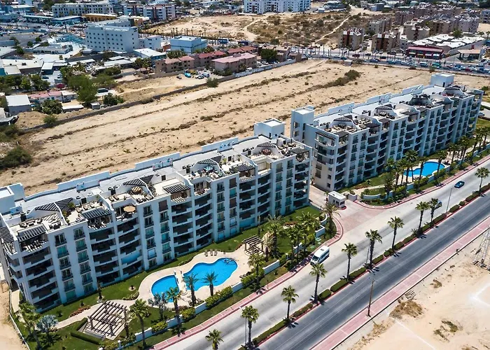 Walk To Beach: Modern Cabo W/ Balcony! Hébergement de vacances Cabo San Lucas